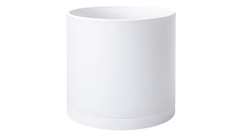 white plastic planter pots